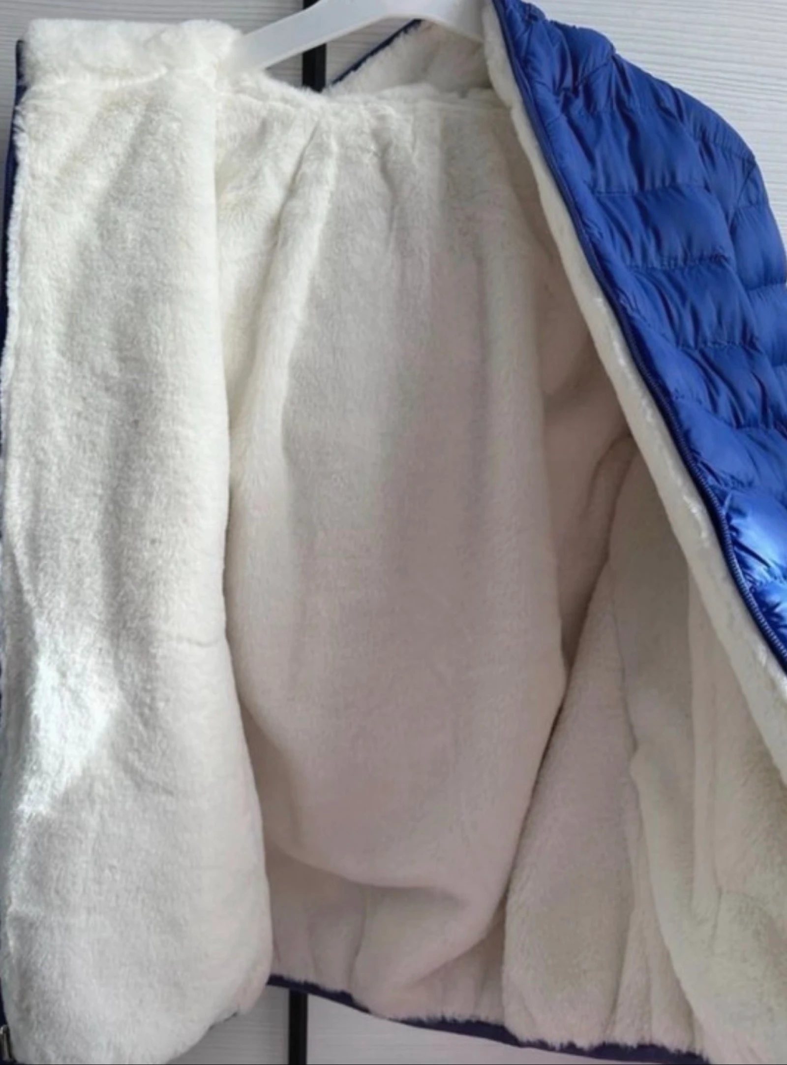 Jaqueta acolchoada reversível azul e pelo branco G – photo 8